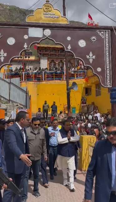 Image from: Mukesh Ambani offers prayers at Badrinath, Kedarnath temples