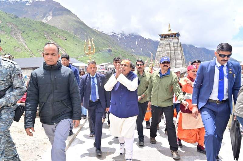Image from: Mukesh Ambani offers prayers at Badrinath, Kedarnath temples