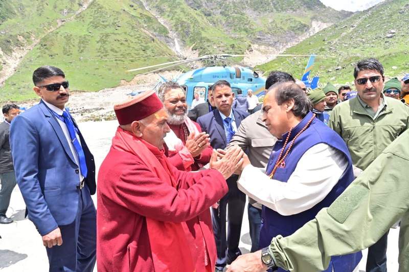 Image from: Mukesh Ambani offers prayers at Badrinath, Kedarnath temples