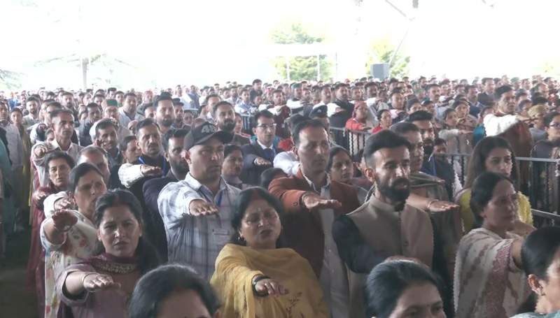 Image from: Himachal CM administers anti-chitta pledge to newly elected Panchayat representatives, calls for people's movement against drugs