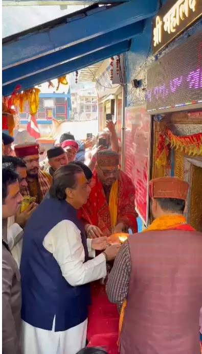 Image from: Mukesh Ambani offers prayers at Badrinath, Kedarnath temples