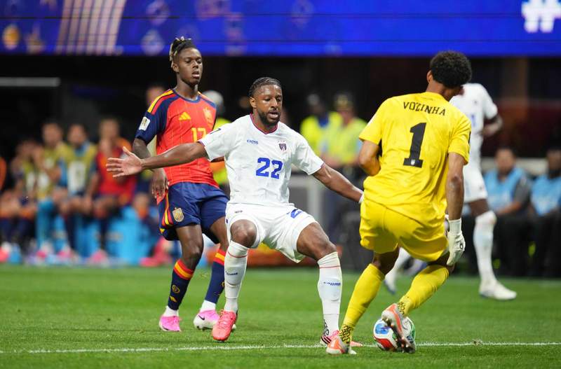Image from: Cape Verde's 40-year-old tearful keeper 'very proud' after shock draw