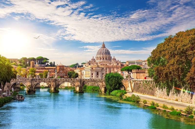 Image from: Off Campus, Bridgerton, Outlander… Here’s your ideal destination for this summer based on your favourite romantic series