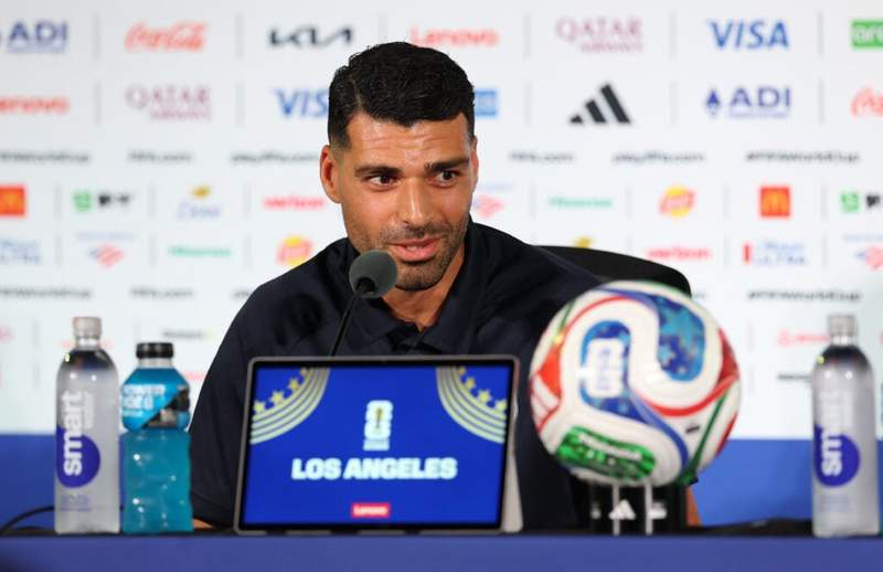 Image from: Iran star Mehdi Taremi snaps after no football questions at World Cup press conference