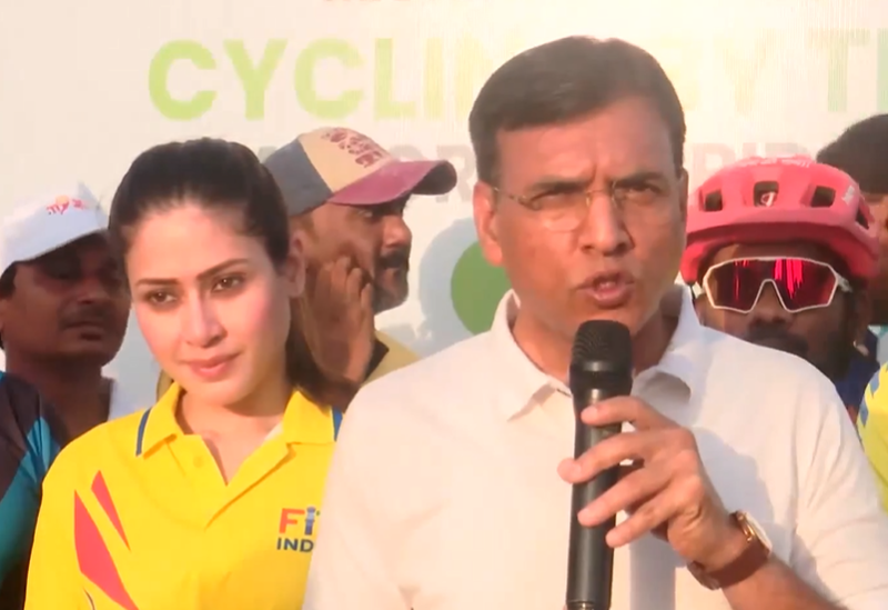Image from: "Fitness is everything," says Jackie Shroff as he participates in Fit India Cyclothon in Mumbai