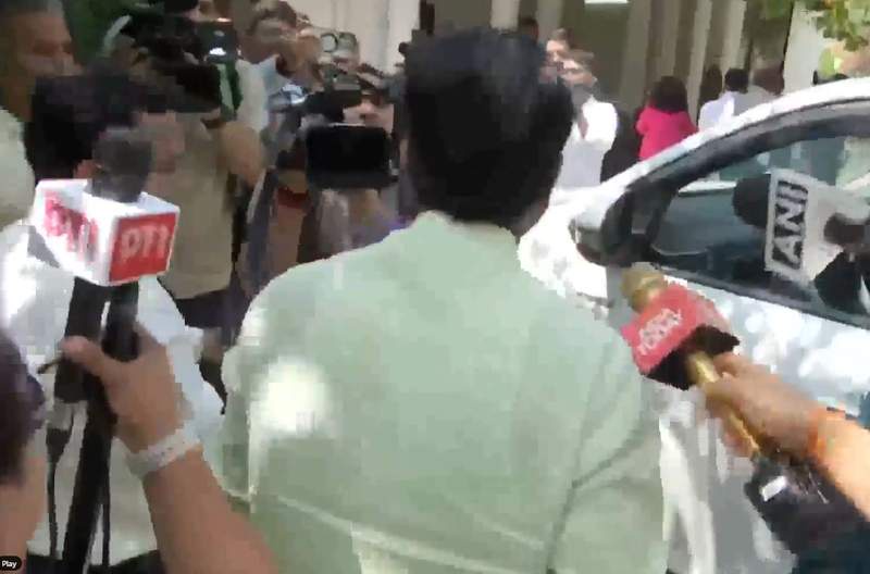 Image from: Shiv Sena UBT MPs Arvind Sawant, Anil Desai meet Sanjay Raut amid 'Op Tiger' buzz