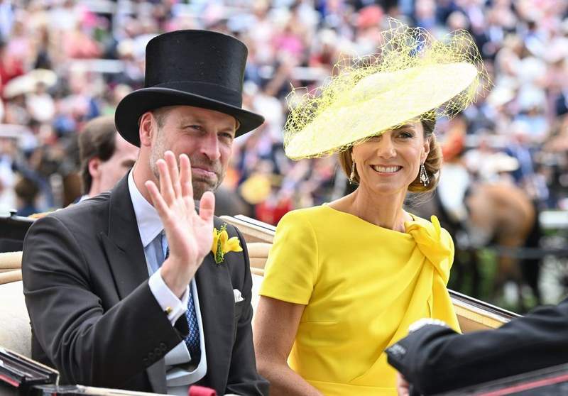 Image from: Catherine returns to Ascot after three-year absence as she joins King and William in royal box