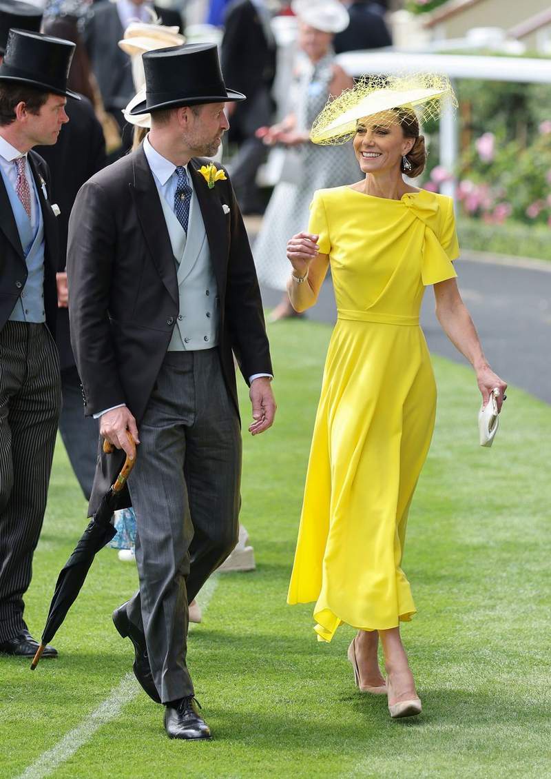 Image from: Catherine returns to Ascot after three-year absence as she joins King and William in royal box