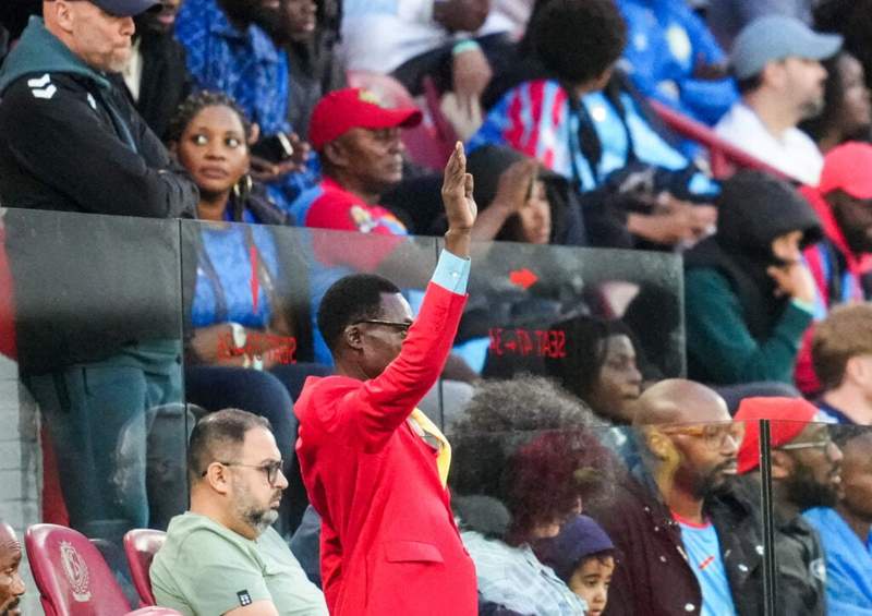 Image from: Meet the DR Congo superfan at the World Cup who stands like a statue for 90 minutes