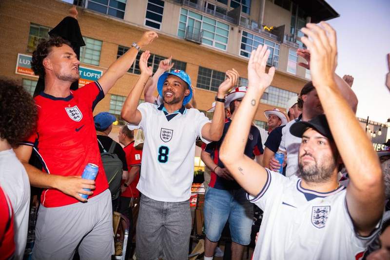 Image from: England fans kicked out of pub in Dallas after £30,000 drinking session