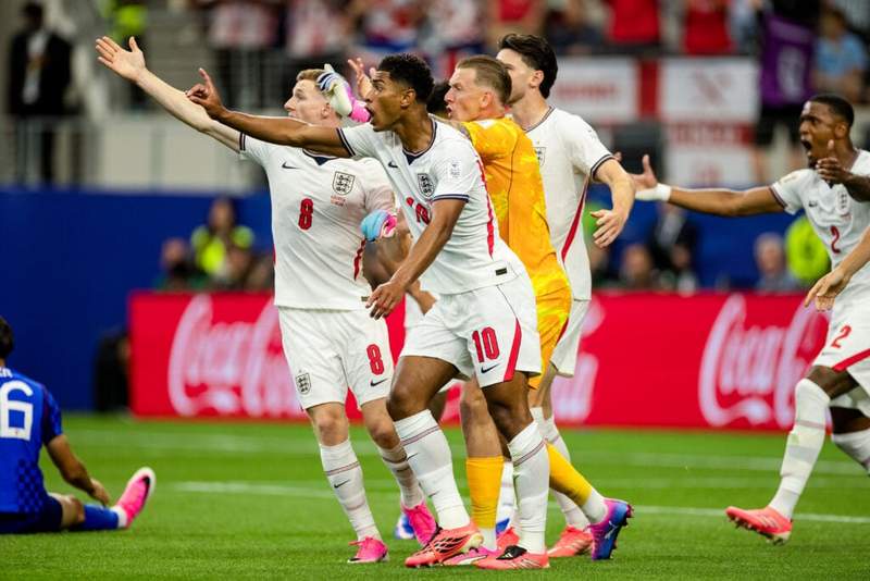 Image from: England fans boo hydration break during World Cup opener vs Croatia