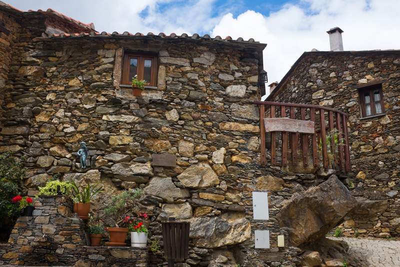 Image from: In Portugal, this forgotten mountain village is one of the most beautiful in the country (cars are even banned there!)