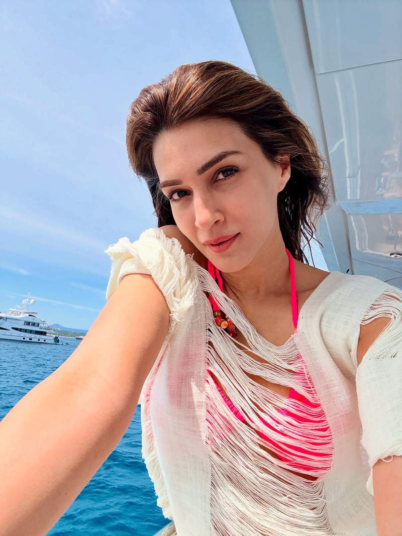Image from: Alia Bhatt to Kiara Advani: Best bollywood beach looks for your next vacation