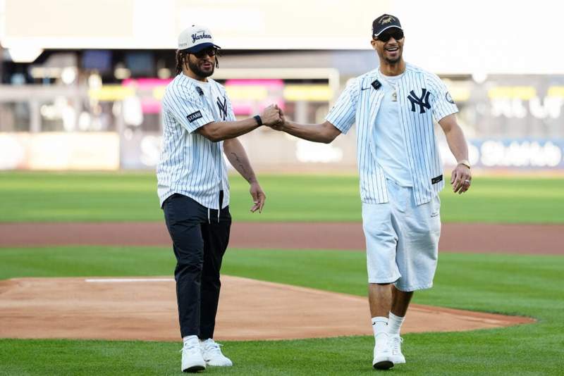 Image from: Jalen Brunson slapping Josh Hart’s cap at Yankees Stadium sparks unexpected fan reaction