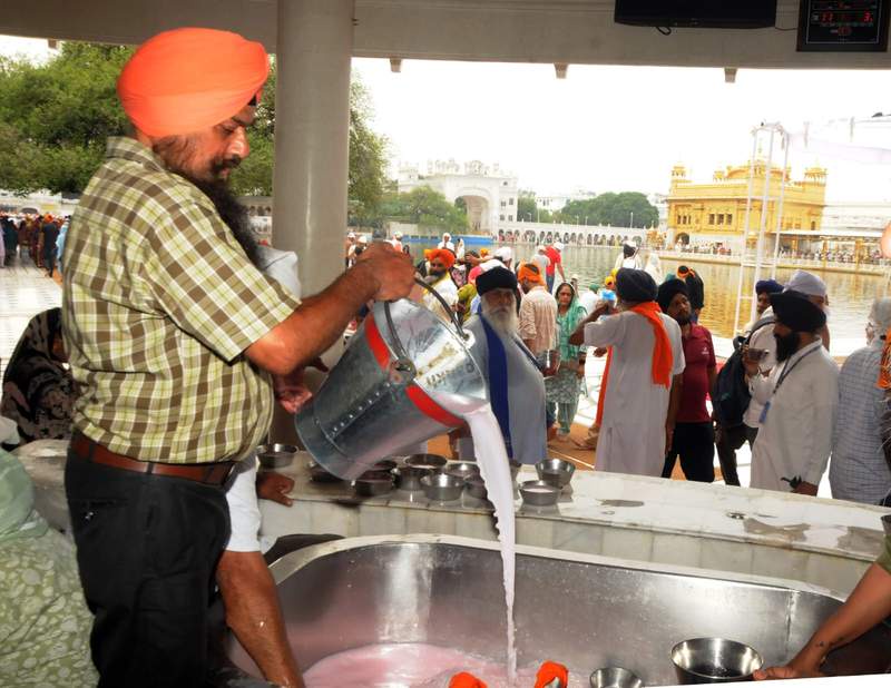Image from: Punjab, Haryana observe Guru Arjun Dev martyrdom day with ’chabeel’, prayers