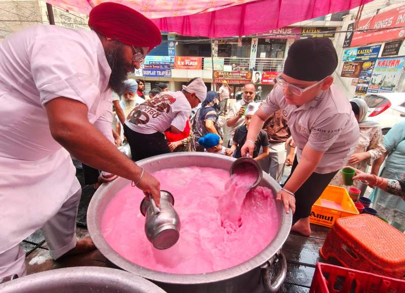 Image from: Punjab, Haryana observe Guru Arjun Dev martyrdom day with ’chabeel’, prayers