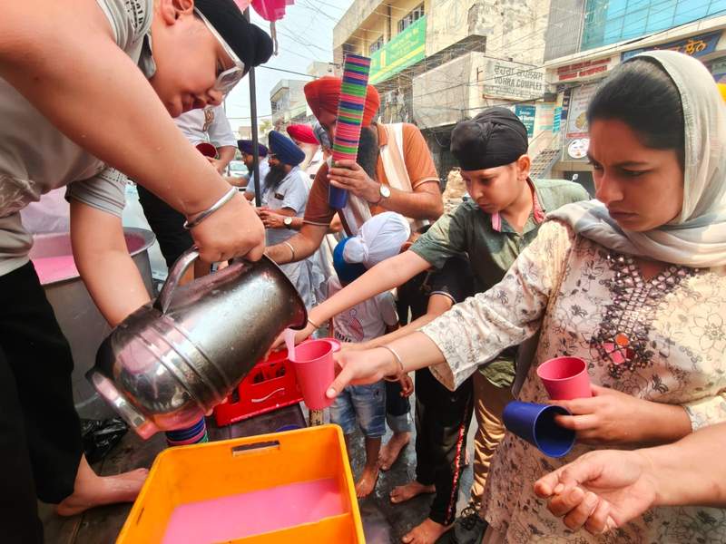 Image from: Punjab, Haryana observe Guru Arjun Dev martyrdom day with ’chabeel’, prayers