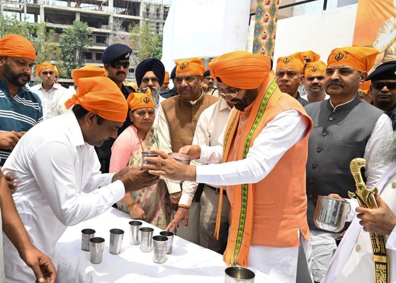 Image from: Punjab, Haryana observe Guru Arjun Dev martyrdom day with ’chabeel’, prayers