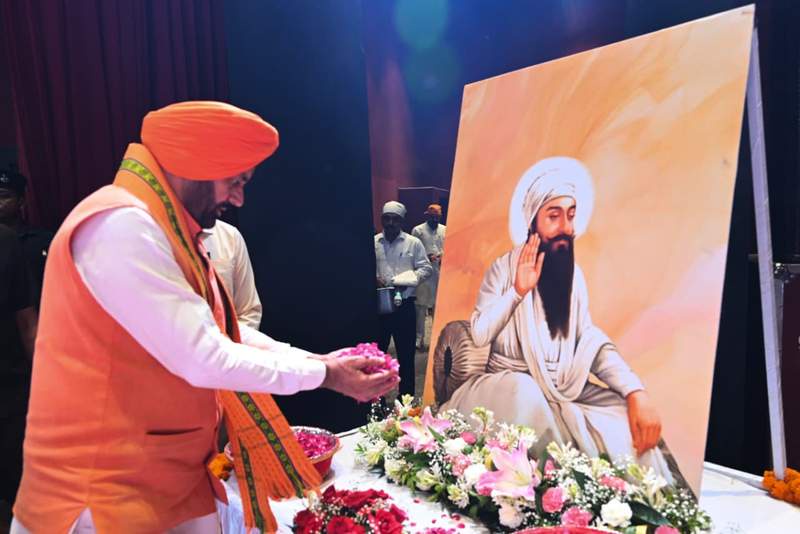 Image from: Punjab, Haryana observe Guru Arjun Dev martyrdom day with ’chabeel’, prayers
