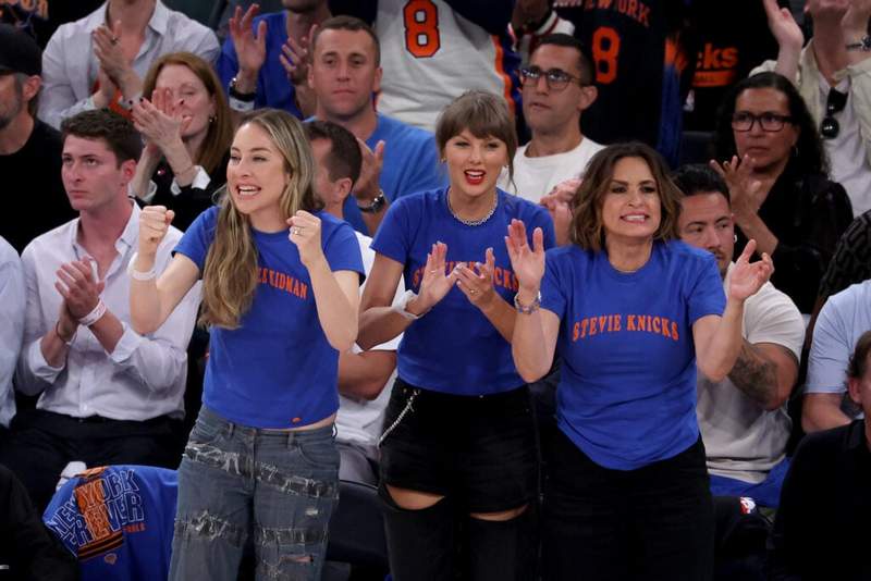 Image from: Where Taylor Swift was during New York Knicks NBA Championship parade