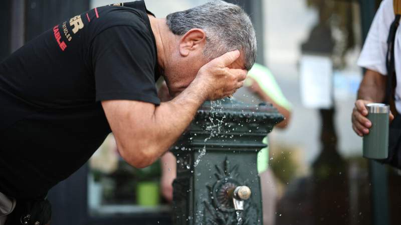 Image from: Man dies, trains and classes disrupted as heatwave hits France