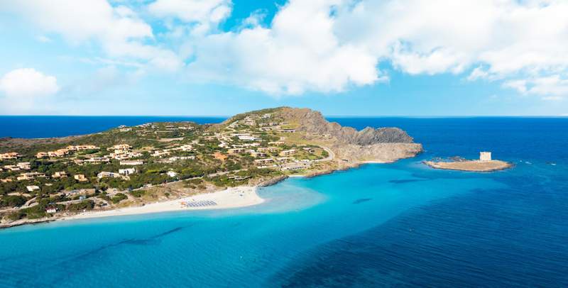 Image from: In Italy, this secret island in the heart of the Mediterranean, with its coves and turquoise waters, is a true paradise on Earth