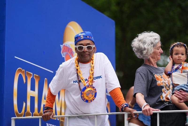 Image from: Spike Lee reacts to Jalen Brunson’s championship parade gesture after NBA Finals’ Game 5 snub