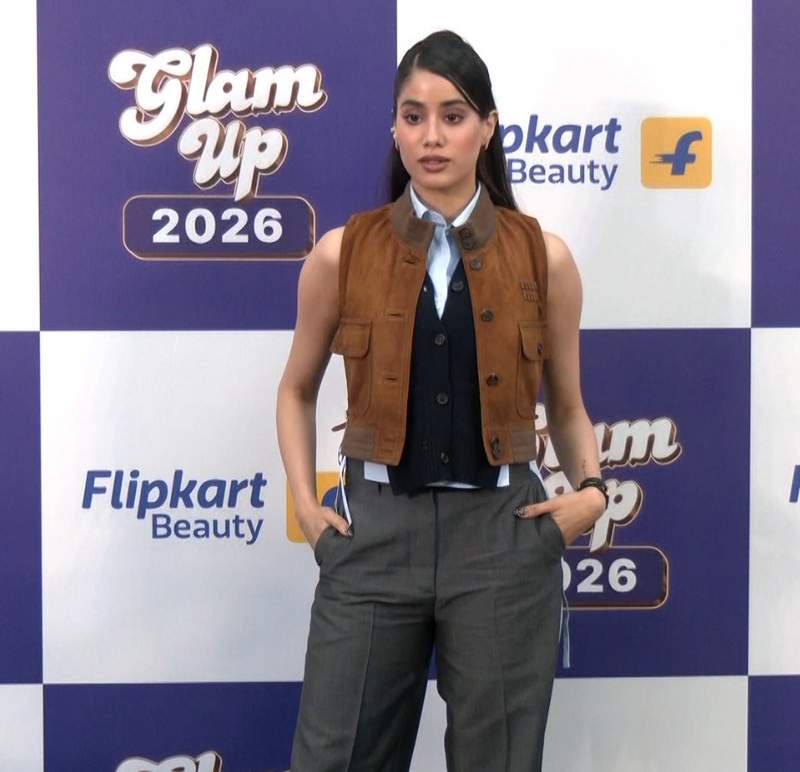 Image from: Bhumi Pednekkar, Janhvi Kapoor turn up glam quotient at Delhi event, discuss their beauty journey