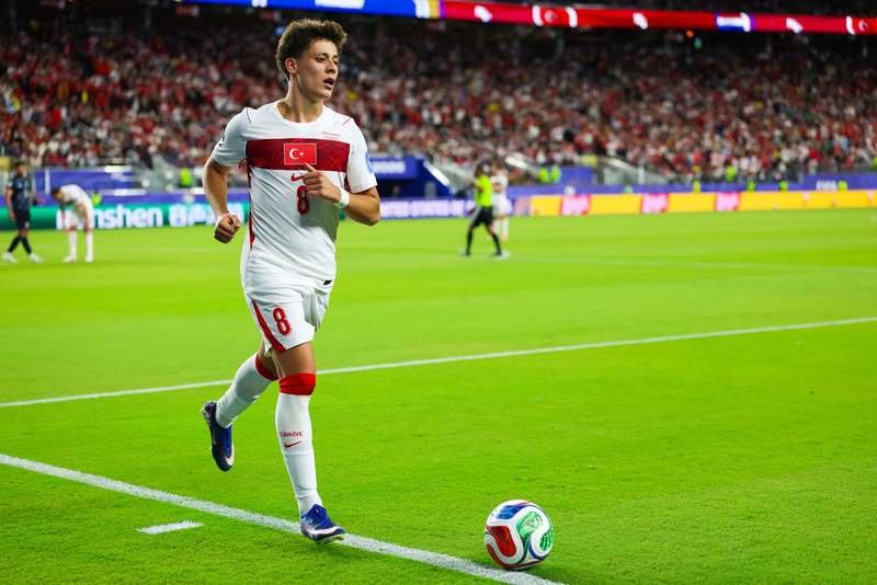 Image from: Ten-man Paraguay beat Turkey 1-0 after historic Almirón red card
