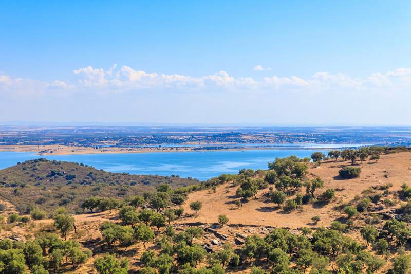 Image from: In Portugal, this luxury villa overlooking Lake Alqueva is a spectacular retreat (it’s simply breathtaking)