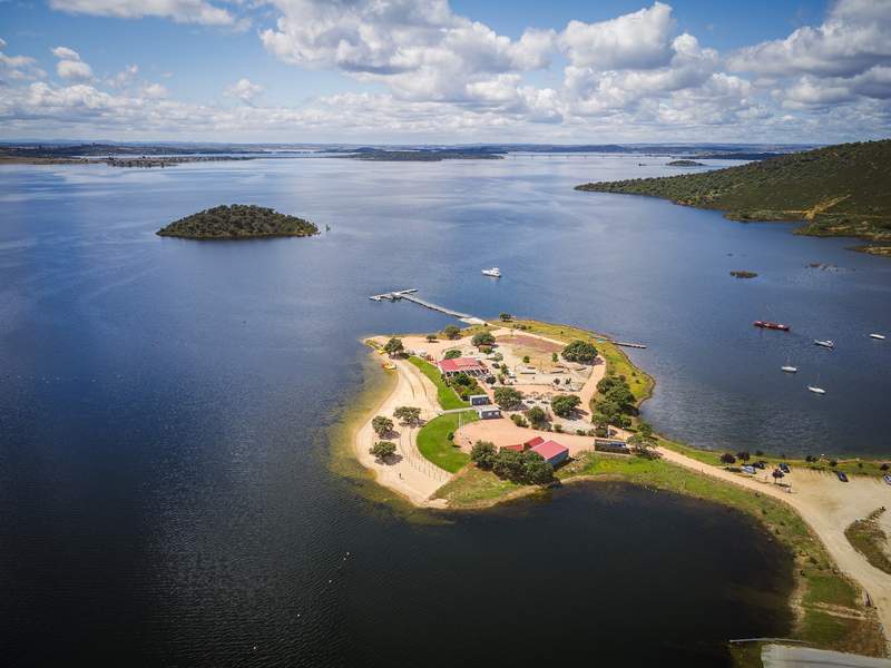 Image from: In Portugal, this luxury villa overlooking Lake Alqueva is a spectacular retreat (it’s simply breathtaking)