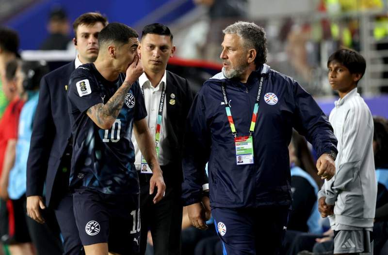 Image from: Miguel Almirón shown straight red after covering his mouth in World Cup match