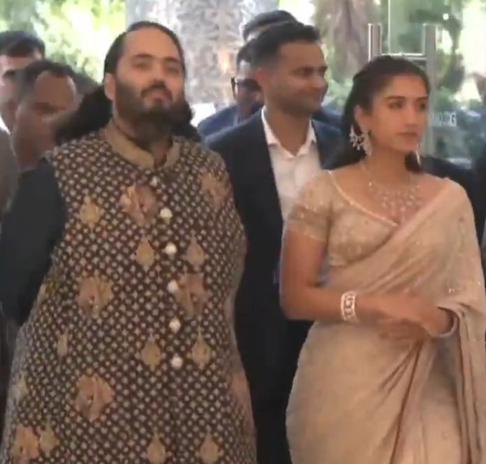 Image from: Mukesh Ambani, Nita Ambani join wedding celebrations of Supriya Sule's daughter, Bachchans mark their attendance
