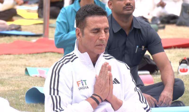 Image from: Akshay Kumar joins Union Min Mandaviya for International Yoga Day event; participates in mass session