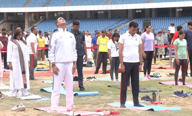 Image from: Akshay Kumar joins Union Min Mandaviya for International Yoga Day event; participates in mass session