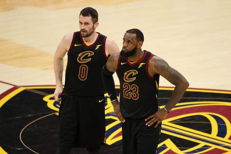 Image from: Kevin Love turns heads after quickly snuffing out a fan secretly recording LeBron James at the club