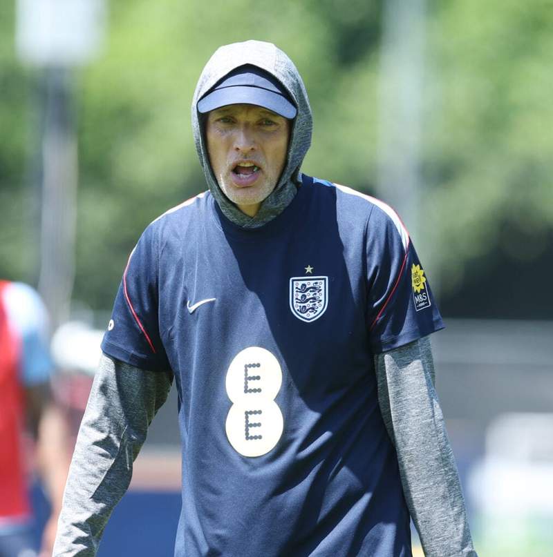 Image from: Why Thomas Tuchel is wearing a hoodie during World Cup England training sessions in sweltering heat
