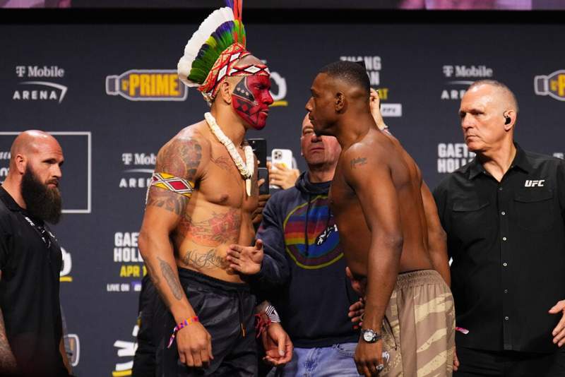 Image from: Jamahal Hill bluntly says viral Alex Pereira clash at UFC PI was staged