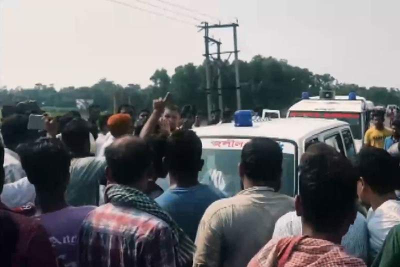 Image from: Two killed, several injured as passenger bus overturns in Hooghly; locals stage protest against poor road conditions