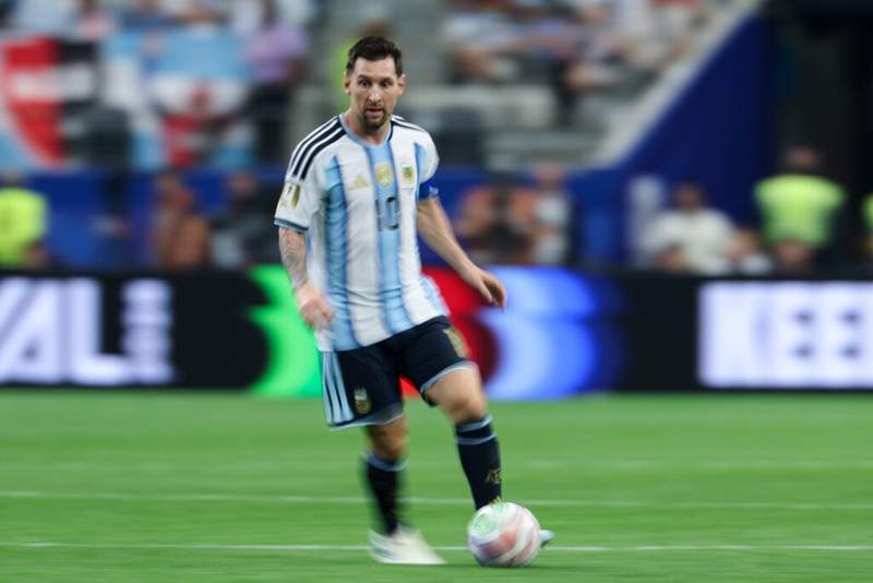 Image from: Chad Ochocinco admits Lionel Messi is making it harder to defend Cristiano Ronaldo
