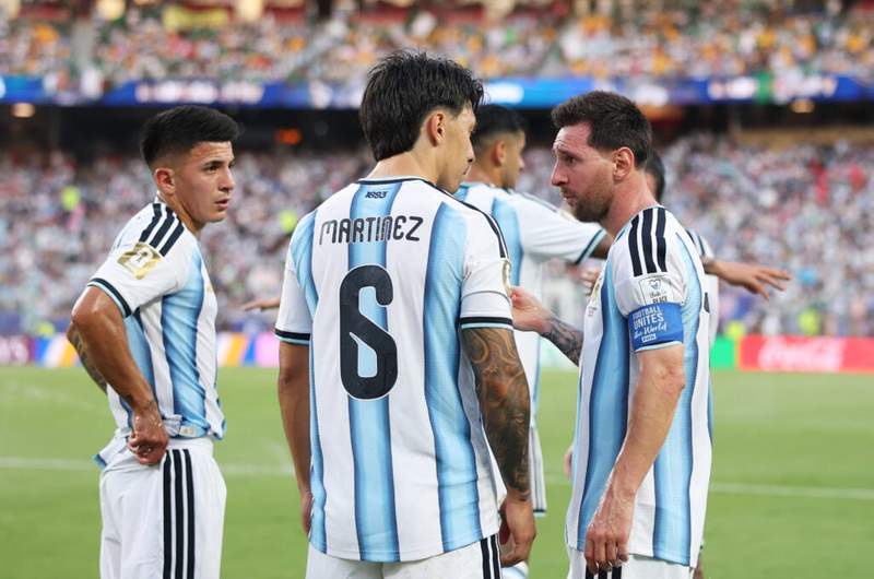 Image from: Lisandro Martinez says ‘no point’ comparing Lionel Messi to Cristiano Ronaldo and other stars