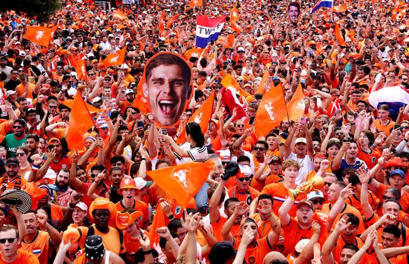 Image from: Dutch soccer fans ‘almost in tears’ after experiencing atmosphere inside US bar during World Cup