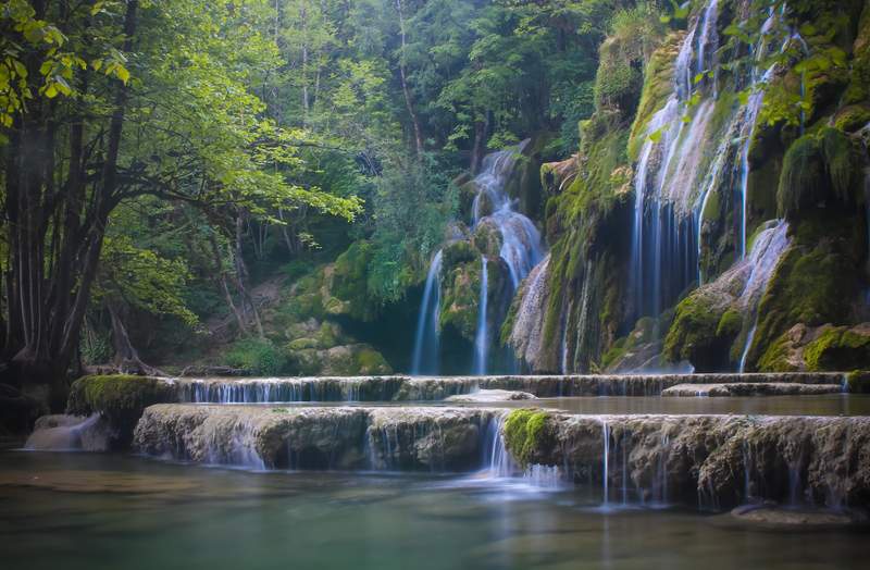 Image from: In the south of France, this enchanting waterfall looks straight out of a fantasy world (it’s even better than you can imagine!)
