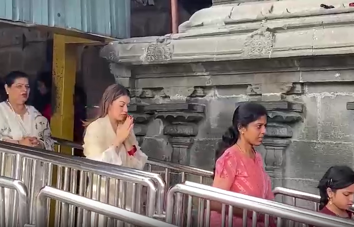 Image from: Hansika Motwanni seeks blessings at Tirumala temple, shares morning glimpse