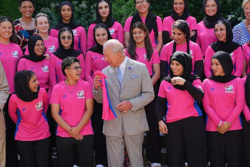 Image from: King welcomes Afghan refugee women's cricket team to royal residence as their UK tour begins