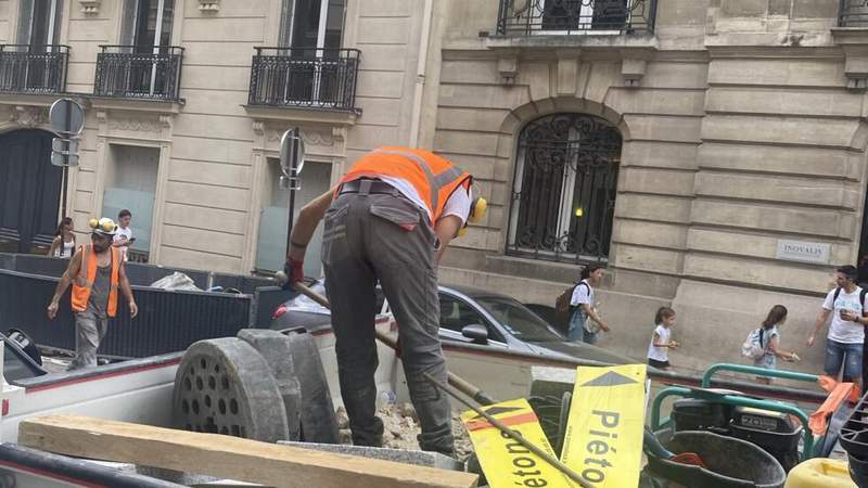 Image from: ‘I don’t have a choice’: Paris workers struggle under historic heatwave