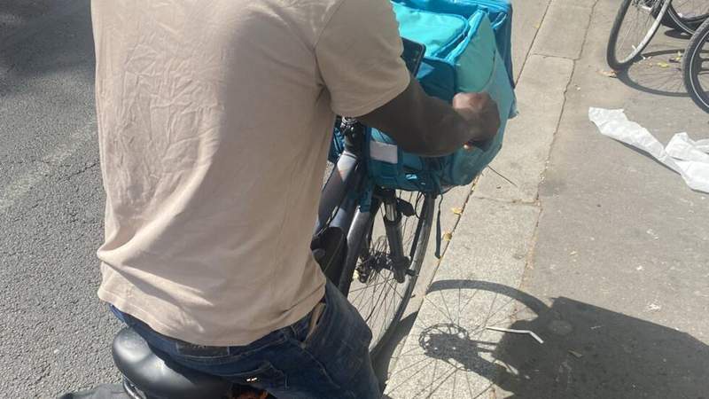 Image from: ‘I don’t have a choice’: Paris workers struggle under historic heatwave