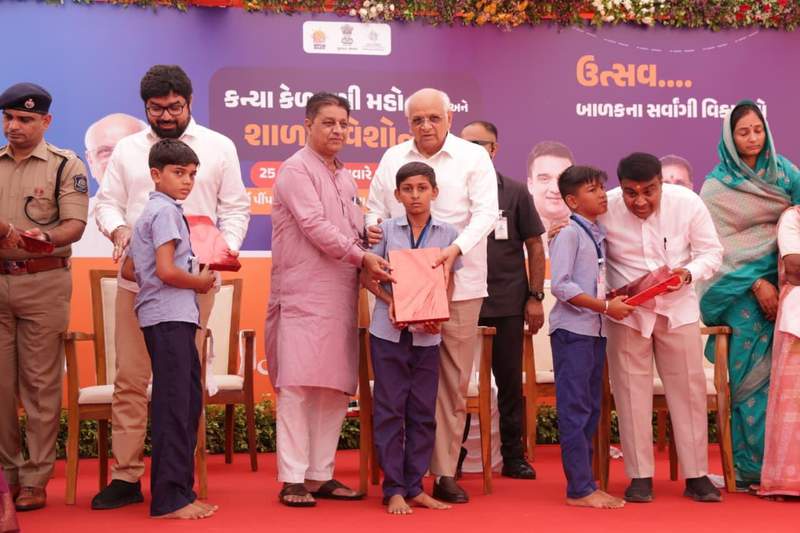 Image from: Gujarat CM Bhupendra Patel reviews smart school facilities and interacts with school management committee members and parents