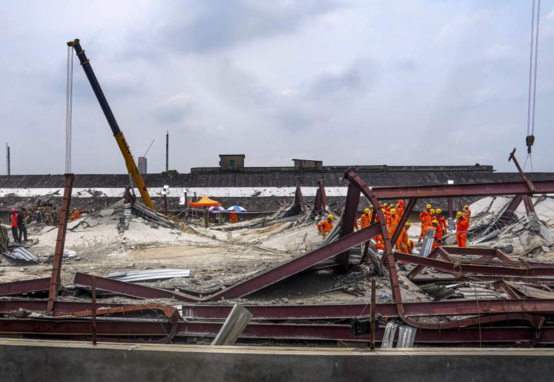 Image from: Kolkata warehouse collapse toll rises to 10, Army radar deployed as search enters second day