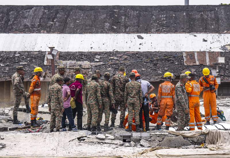 Image from: Kolkata warehouse collapse toll rises to 10, Army radar deployed as search enters second day